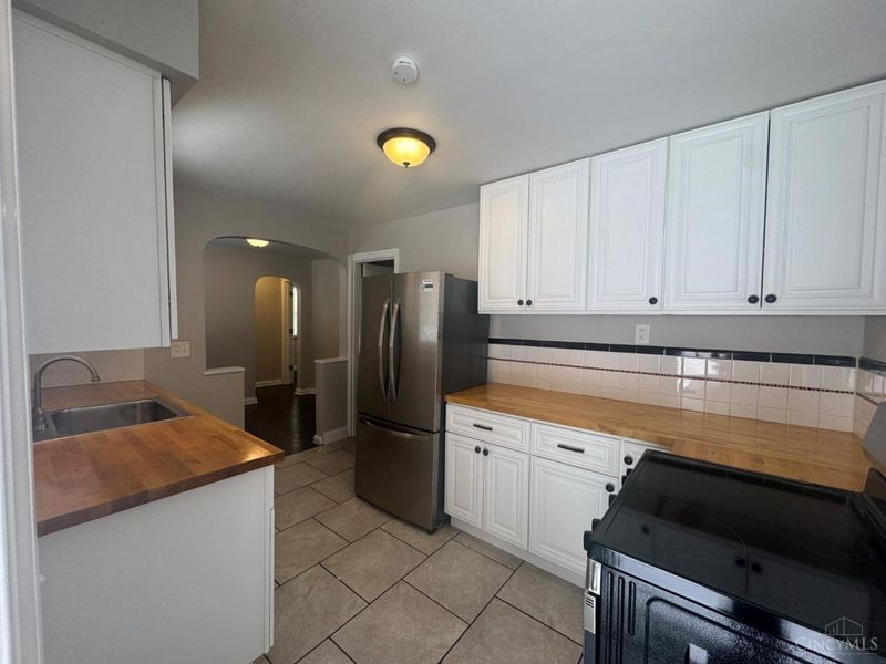 7849 Seward Avenue, Cincinnati, OH 45231 Photo 2