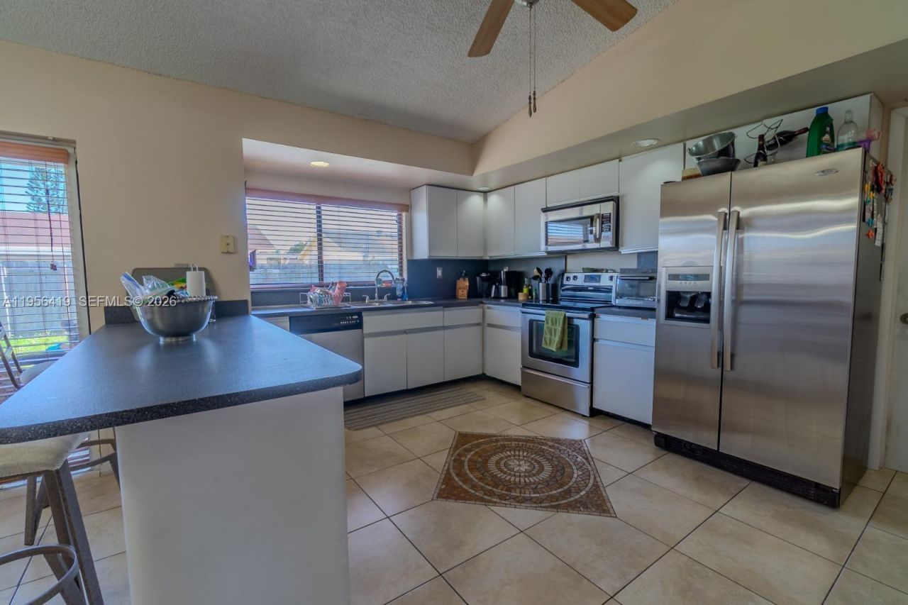 20013 NW 62nd Pl, Hialeah, FL 33015 Main Photo