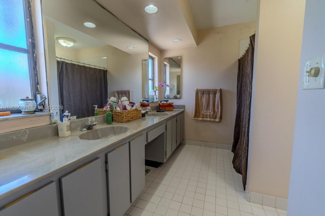 20013 NW 62nd Pl, Hialeah, FL 33015 Photo