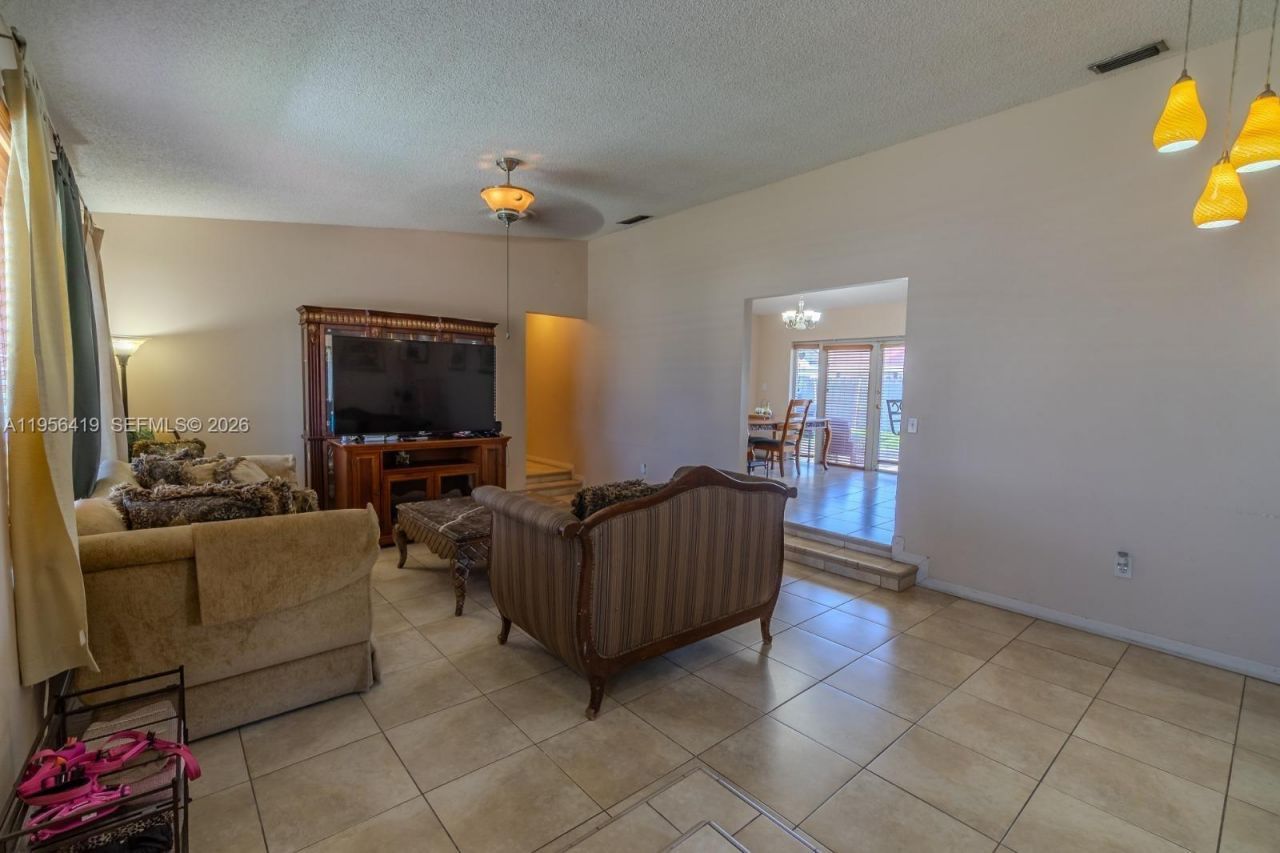 20013 NW 62nd Pl, Hialeah, FL 33015 Photo