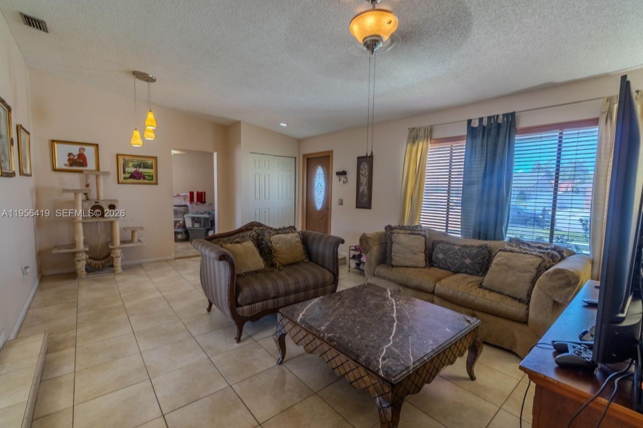 20013 NW 62nd Pl, Hialeah, FL 33015 Photo