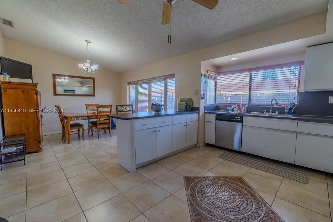 20013 NW 62nd Pl, Hialeah, FL 33015 Photo
