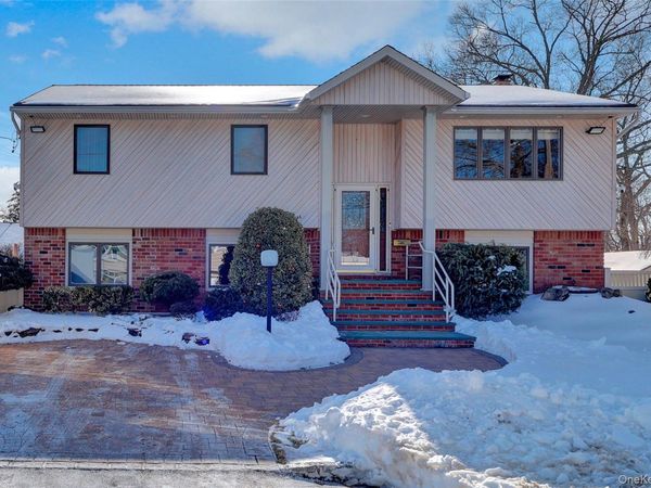 98 Kingsland Avenue, West Islip, NY 11795