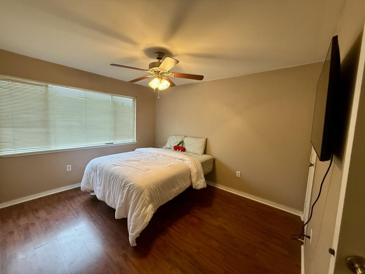 2251 Hillcrest Avenue Photo 7