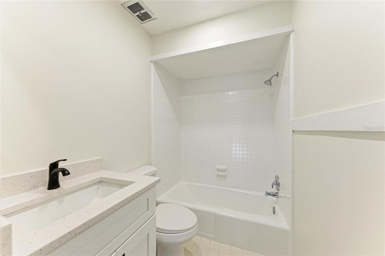 800 S Blvd Of The Presidents, Unit 9, Sarasota, FL 34236 Photo