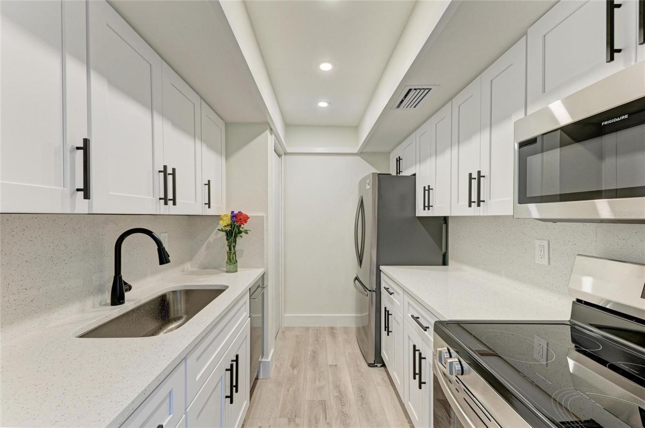 800 S Blvd Of The Presidents, Unit 9, Sarasota, FL 34236 Photo