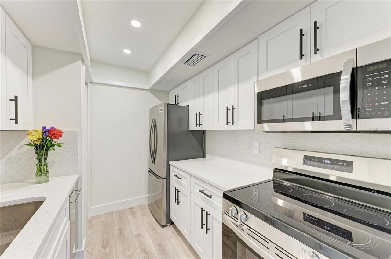 800 S Blvd Of The Presidents, Unit 9, Sarasota, FL 34236 Photo