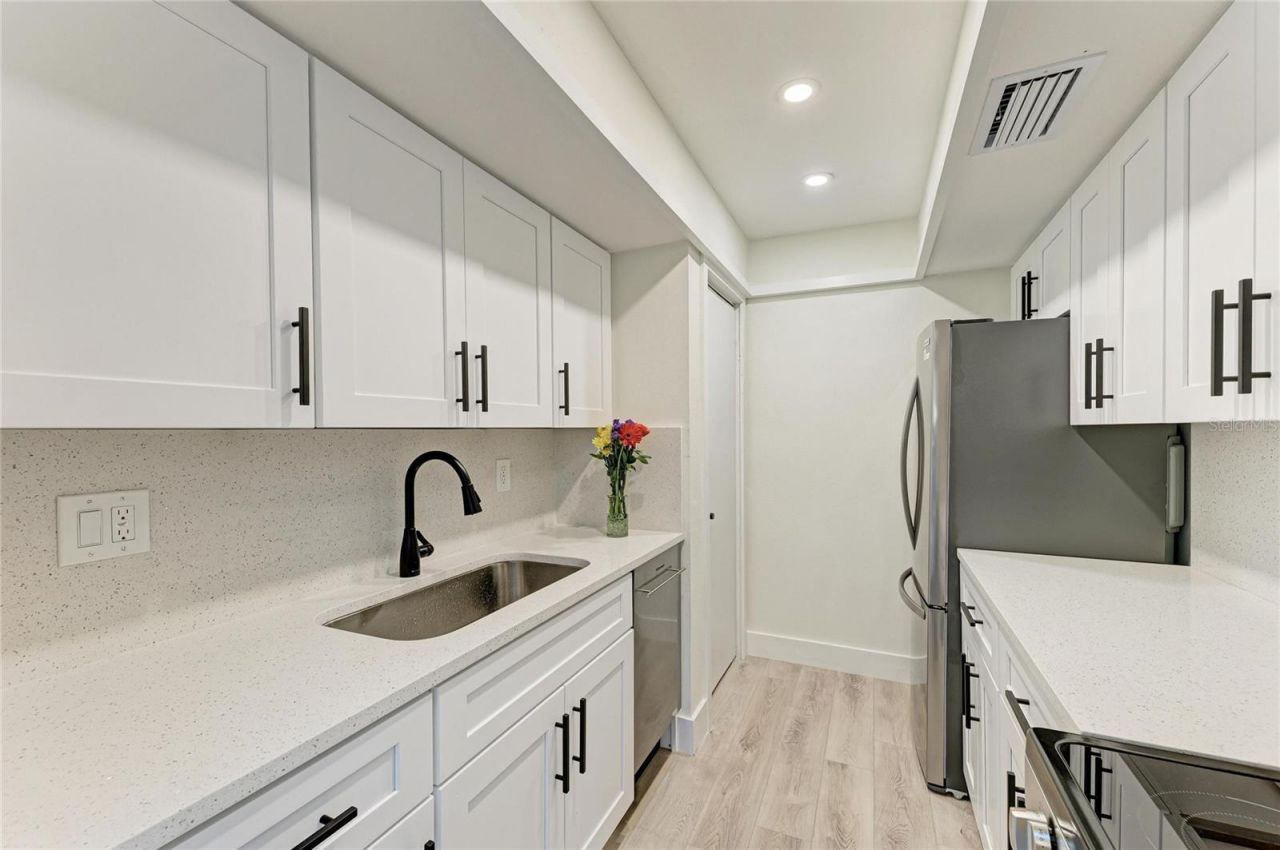 800 S Blvd Of The Presidents, Unit 9, Sarasota, FL 34236 Photo