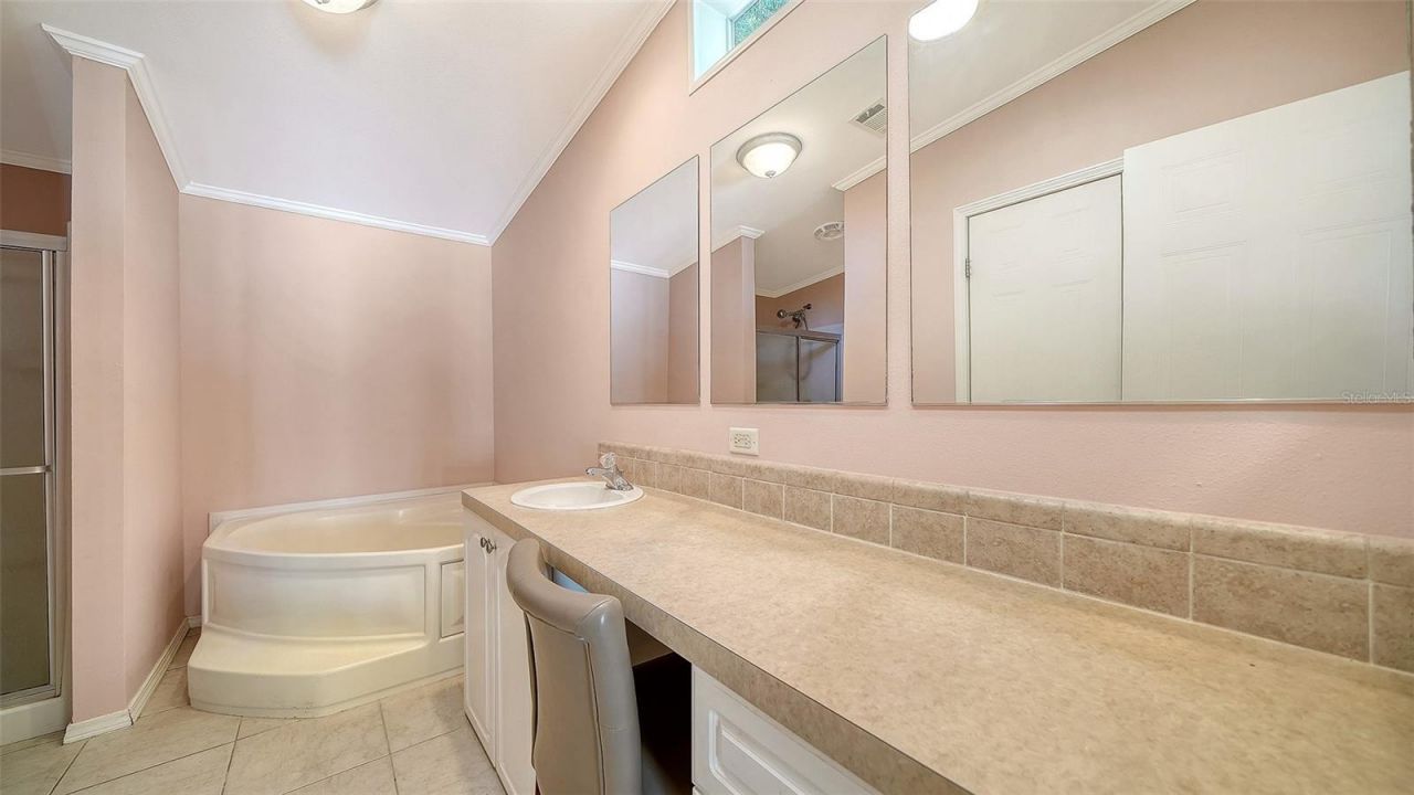 112 Oakwood Boulevard W, Sarasota, FL 34237 Photo