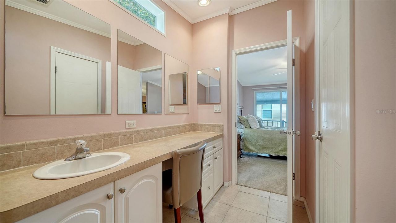 112 Oakwood Boulevard W, Sarasota, FL 34237 Photo