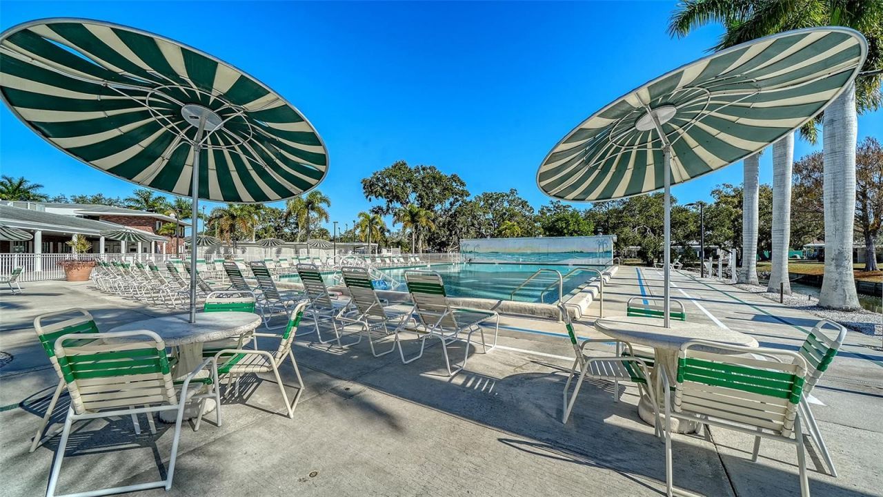 112 Oakwood Boulevard W, Sarasota, FL 34237 Photo