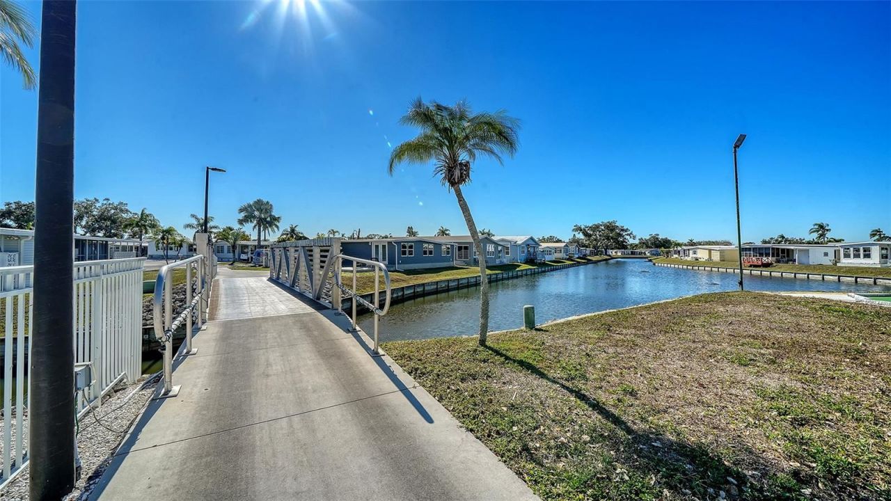 112 Oakwood Boulevard W, Sarasota, FL 34237 Photo