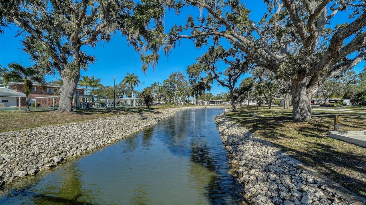 112 Oakwood Boulevard W, Sarasota, FL 34237 Photo