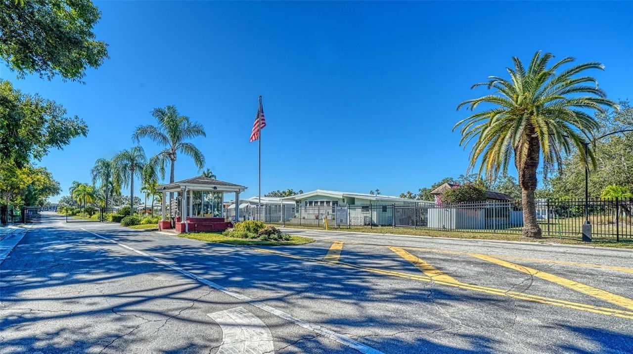 112 Oakwood Boulevard W, Sarasota, FL 34237 Photo