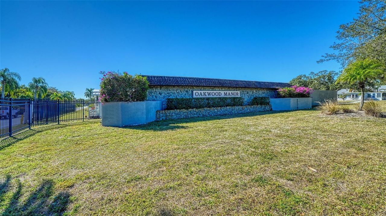 112 Oakwood Boulevard W, Sarasota, FL 34237 Photo