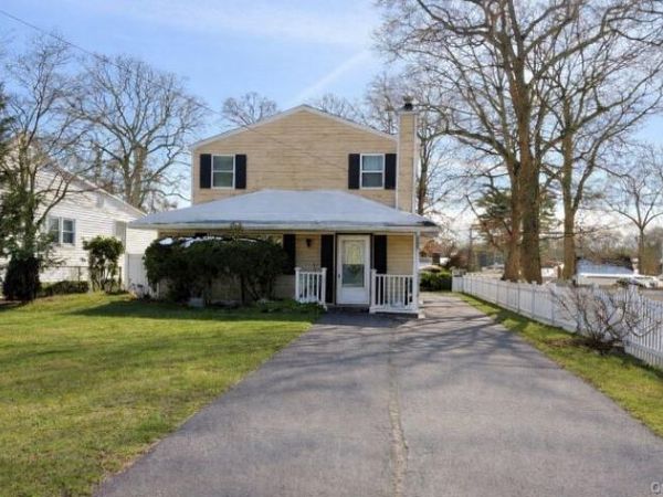 16 Oakdale Avenue, Selden, NY 11784