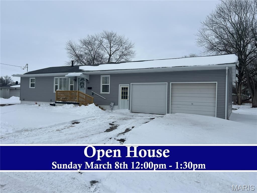 818 S Franklin Street, Litchfield, IL 62056 Main Photo