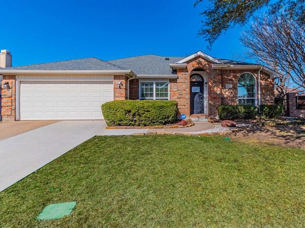 211 Crestview Drive, Arlington, TX 76018