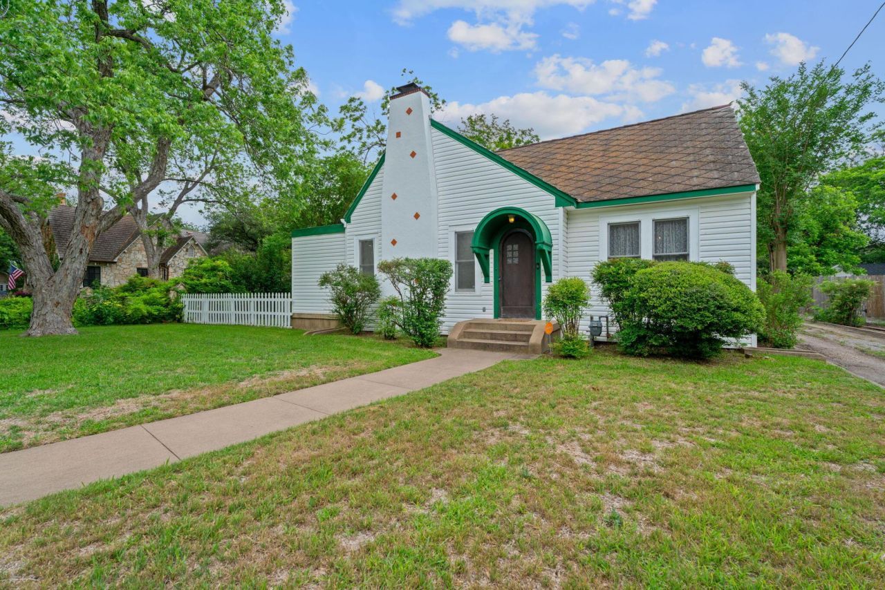 1709 W Lake Dr, Taylor, TX 76574 Main Photo