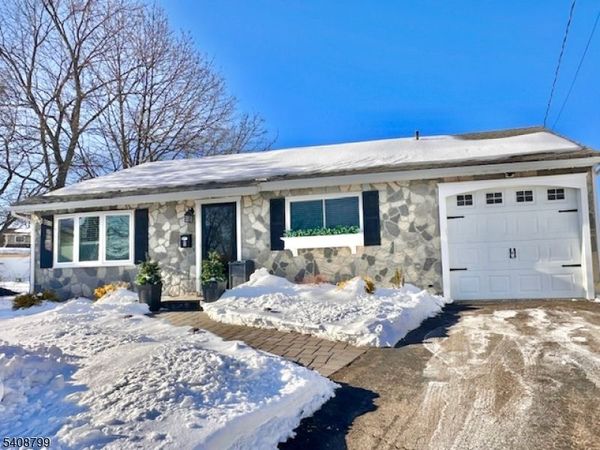 8 Willow Ct, Sayreville, NJ 08859