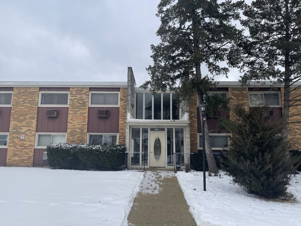 212 Collen Drive, Unit 209, Lombard, IL 60148 Main Photo