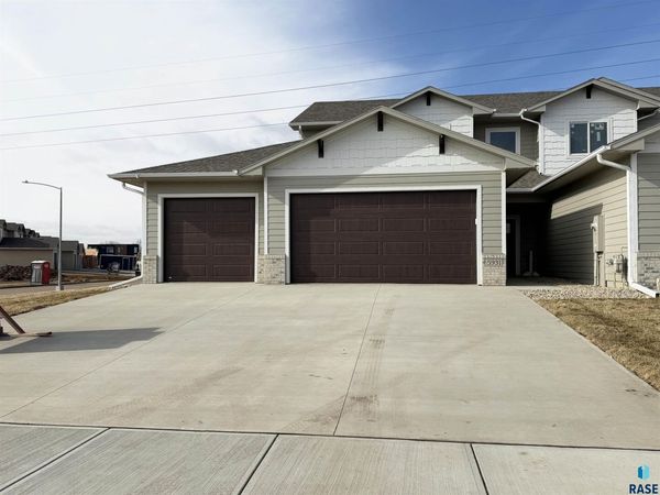 5931 S Spirea Ave, Sioux Falls, SD 57108