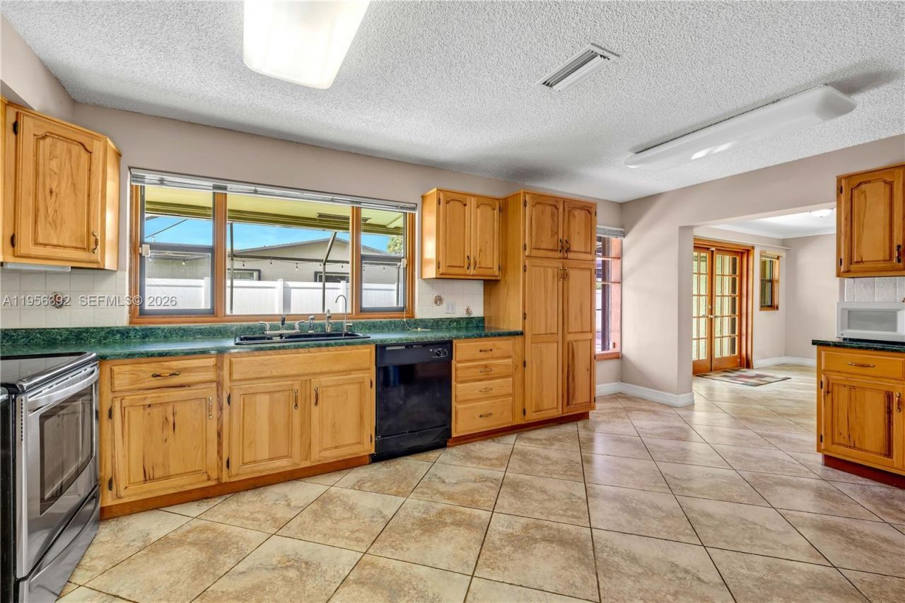 1102 NW 89th Ter, Pembroke Pines, FL 33024 Photo