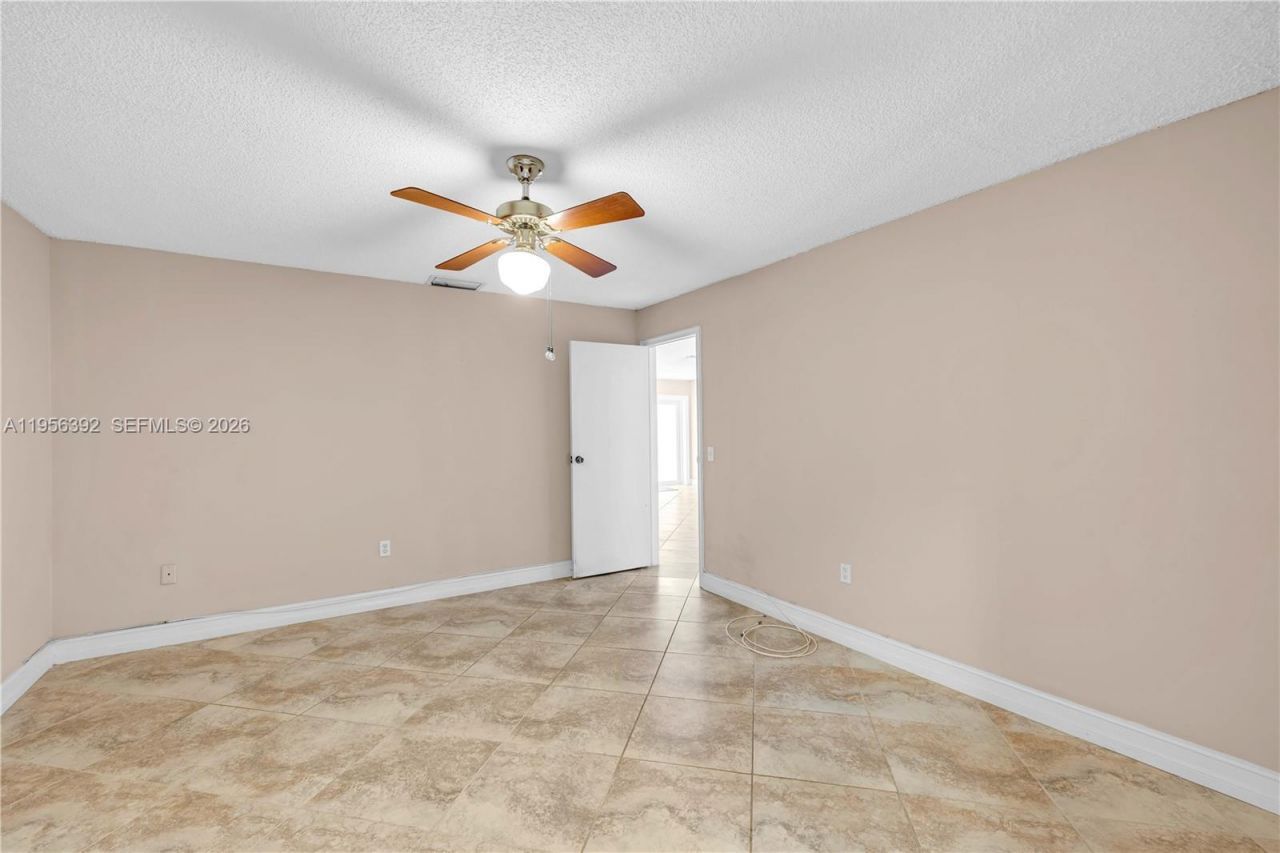 1102 NW 89th Ter, Pembroke Pines, FL 33024 Photo