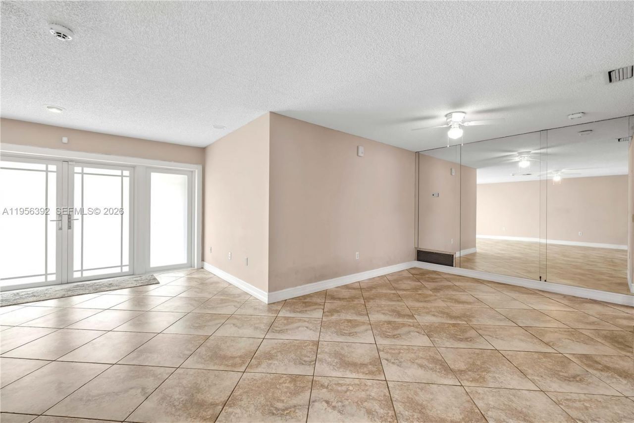 1102 NW 89th Ter, Pembroke Pines, FL 33024 Photo