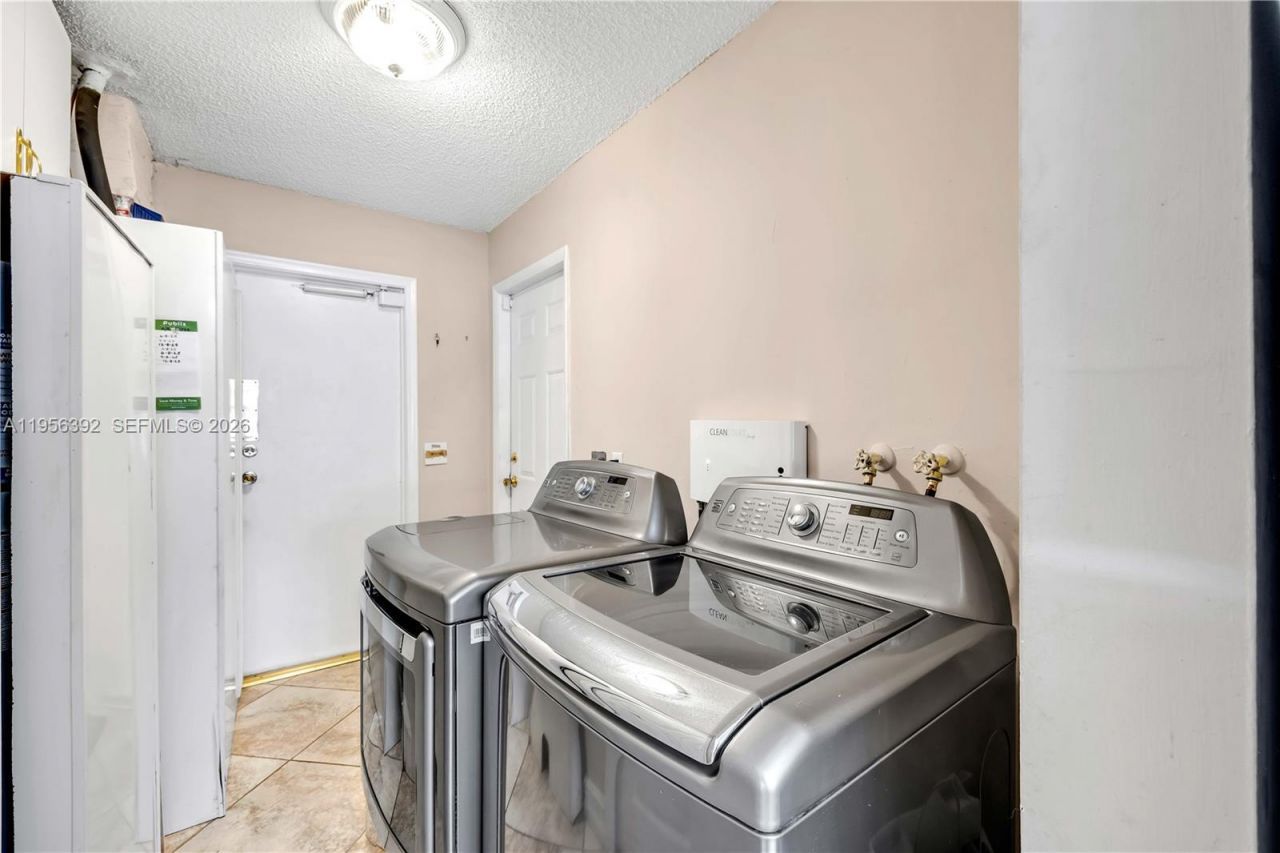 1102 NW 89th Ter, Pembroke Pines, FL 33024 Photo