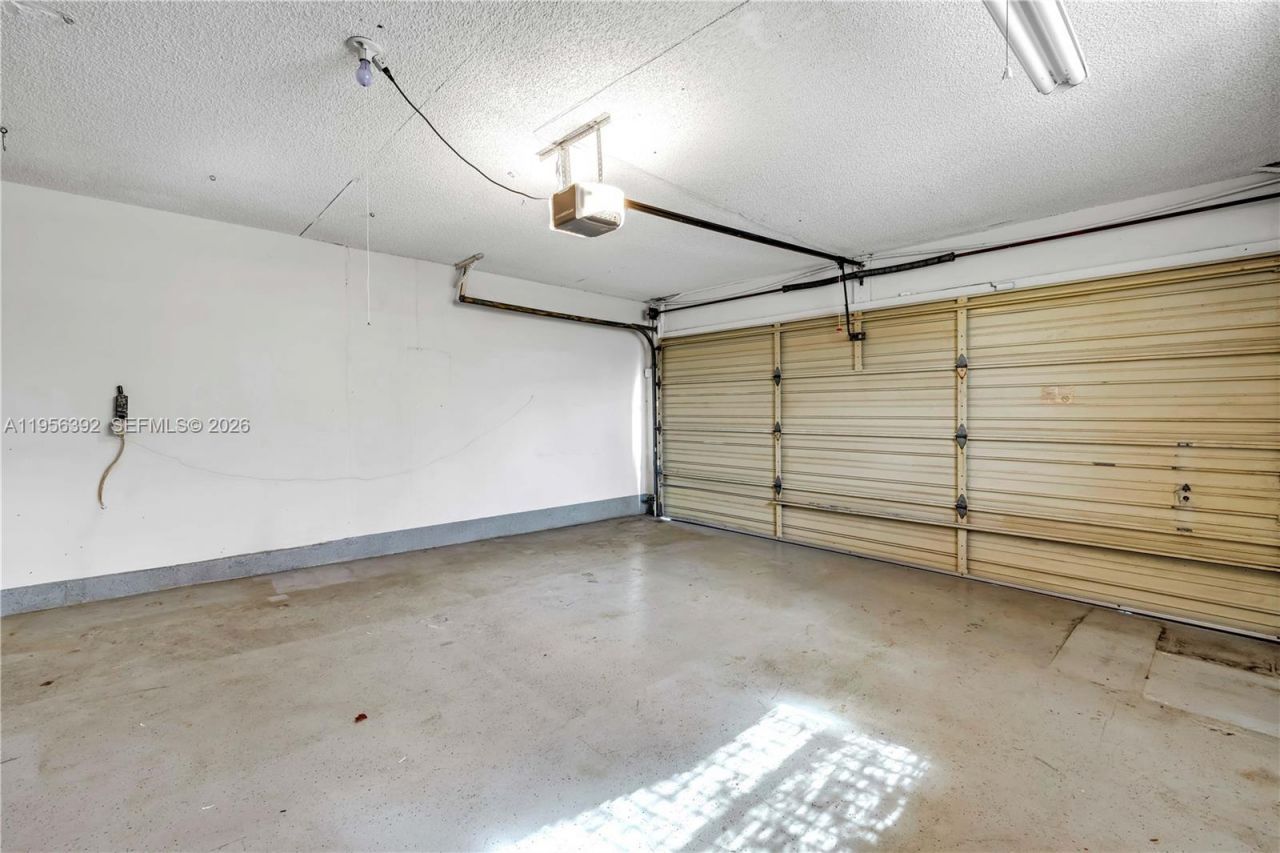 1102 NW 89th Ter, Pembroke Pines, FL 33024 Photo