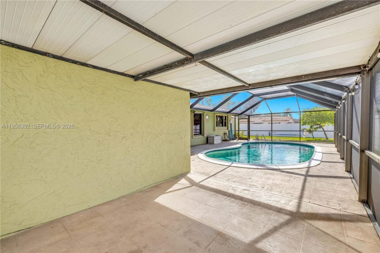 1102 NW 89th Ter, Pembroke Pines, FL 33024 Photo