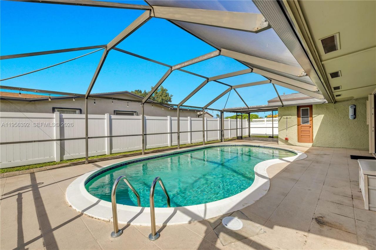 1102 NW 89th Ter, Pembroke Pines, FL 33024 Photo