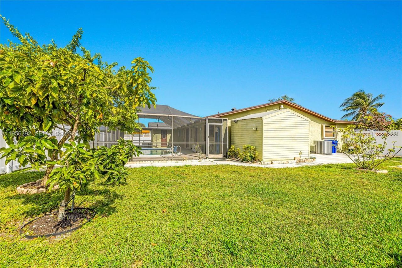 1102 NW 89th Ter, Pembroke Pines, FL 33024 Photo