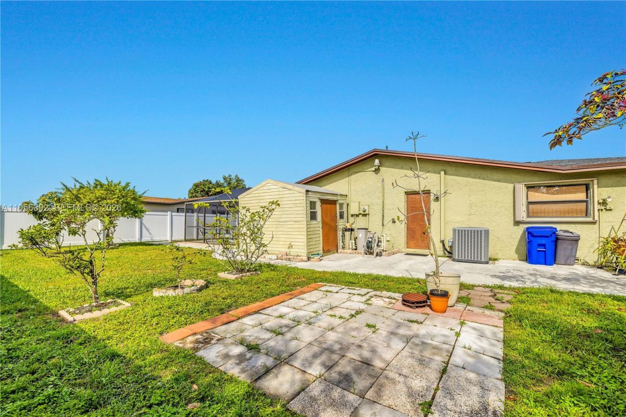 1102 NW 89th Ter, Pembroke Pines, FL 33024 Photo