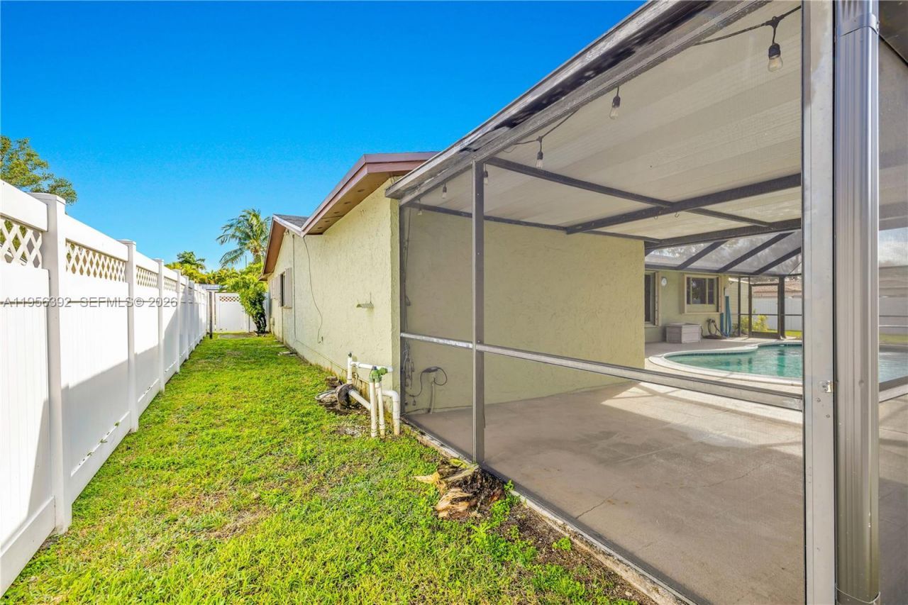 1102 NW 89th Ter, Pembroke Pines, FL 33024 Photo