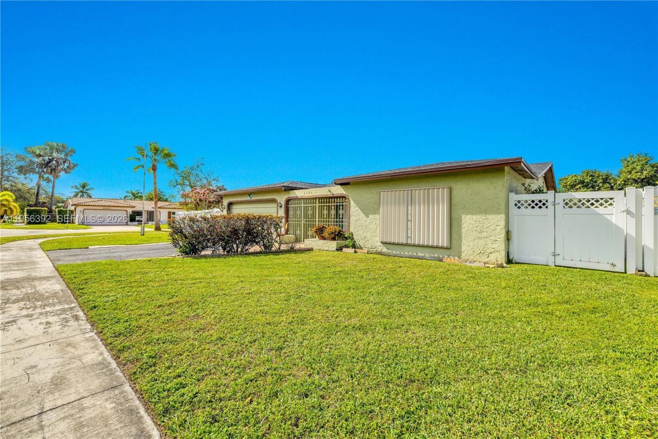 1102 NW 89th Ter, Pembroke Pines, FL 33024 Photo