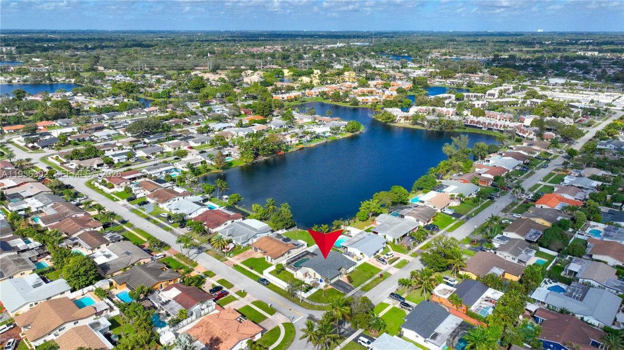 1102 NW 89th Ter, Pembroke Pines, FL 33024 Photo