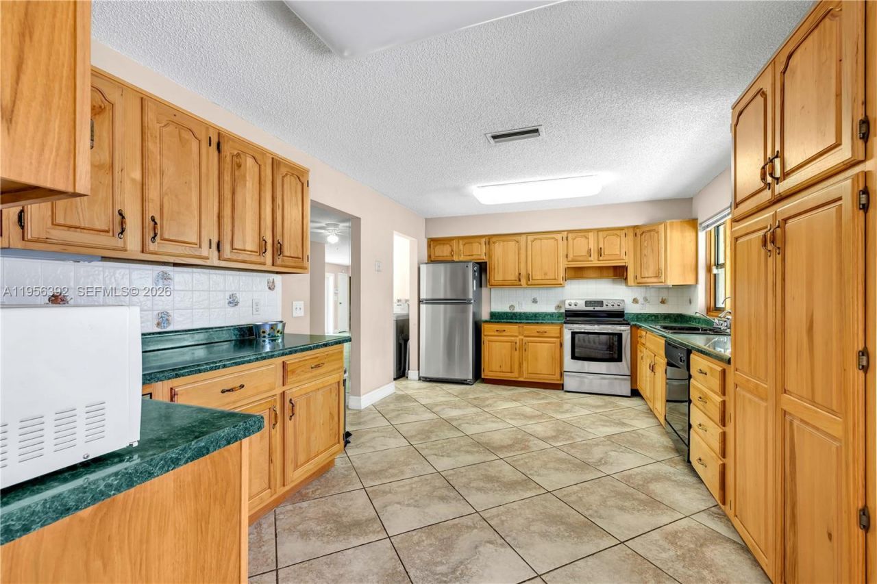 1102 NW 89th Ter, Pembroke Pines, FL 33024 Photo