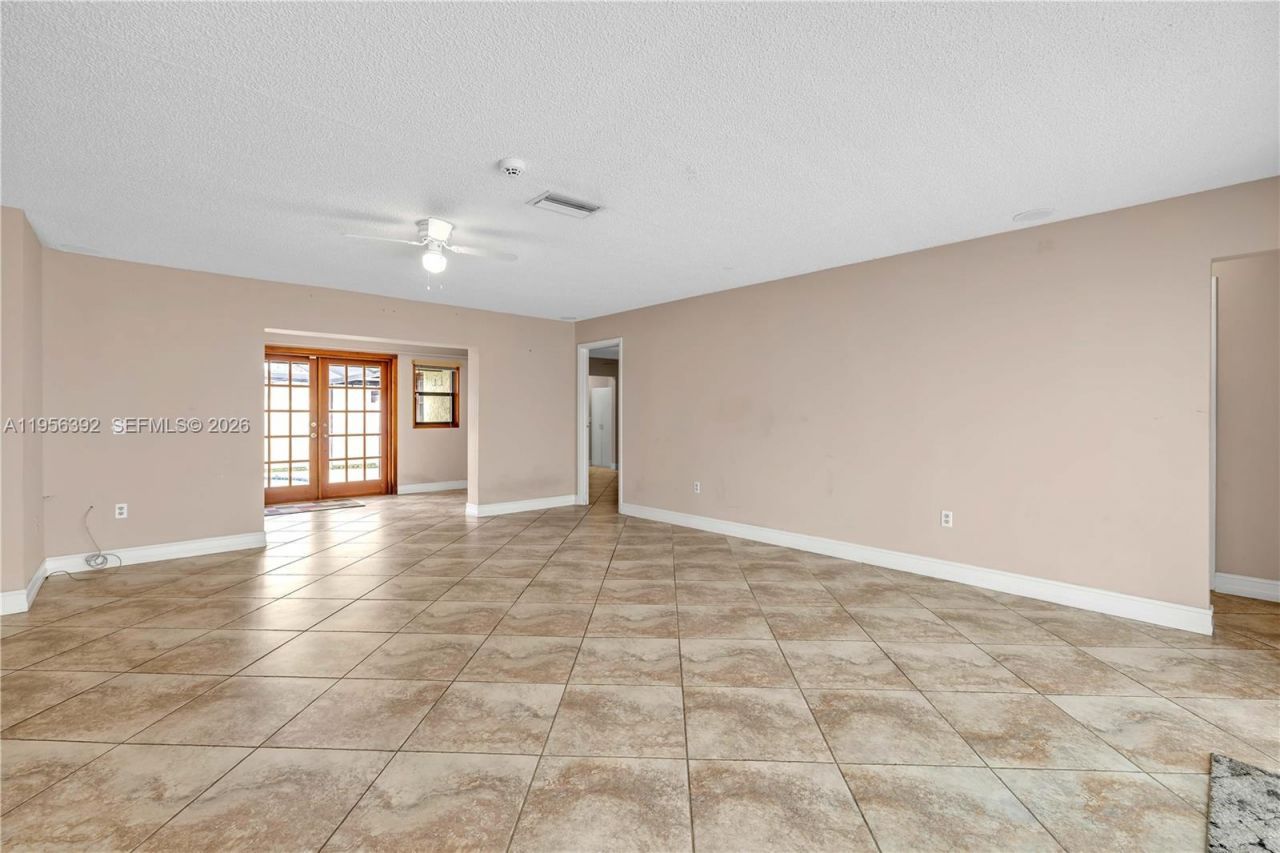 1102 NW 89th Ter, Pembroke Pines, FL 33024 Photo