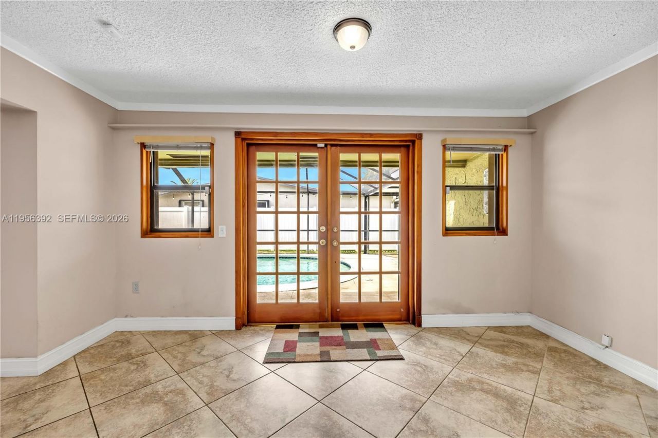 1102 NW 89th Ter, Pembroke Pines, FL 33024 Photo