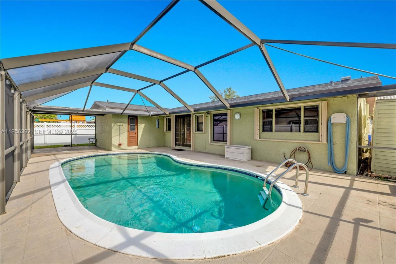 1102 NW 89th Ter, Pembroke Pines, FL 33024 Photo