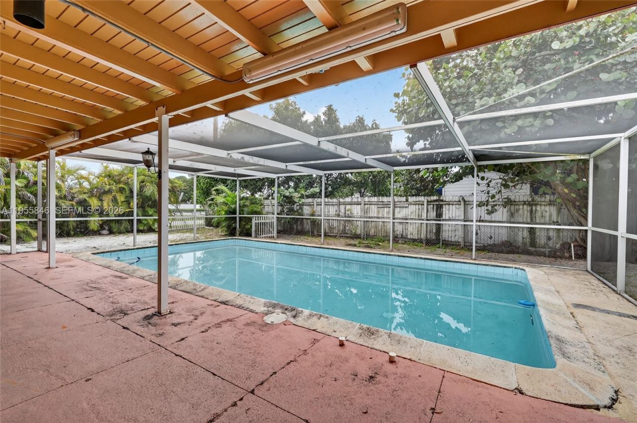 5700 NW 111th Ter , Hialeah, FL 33012 Photo