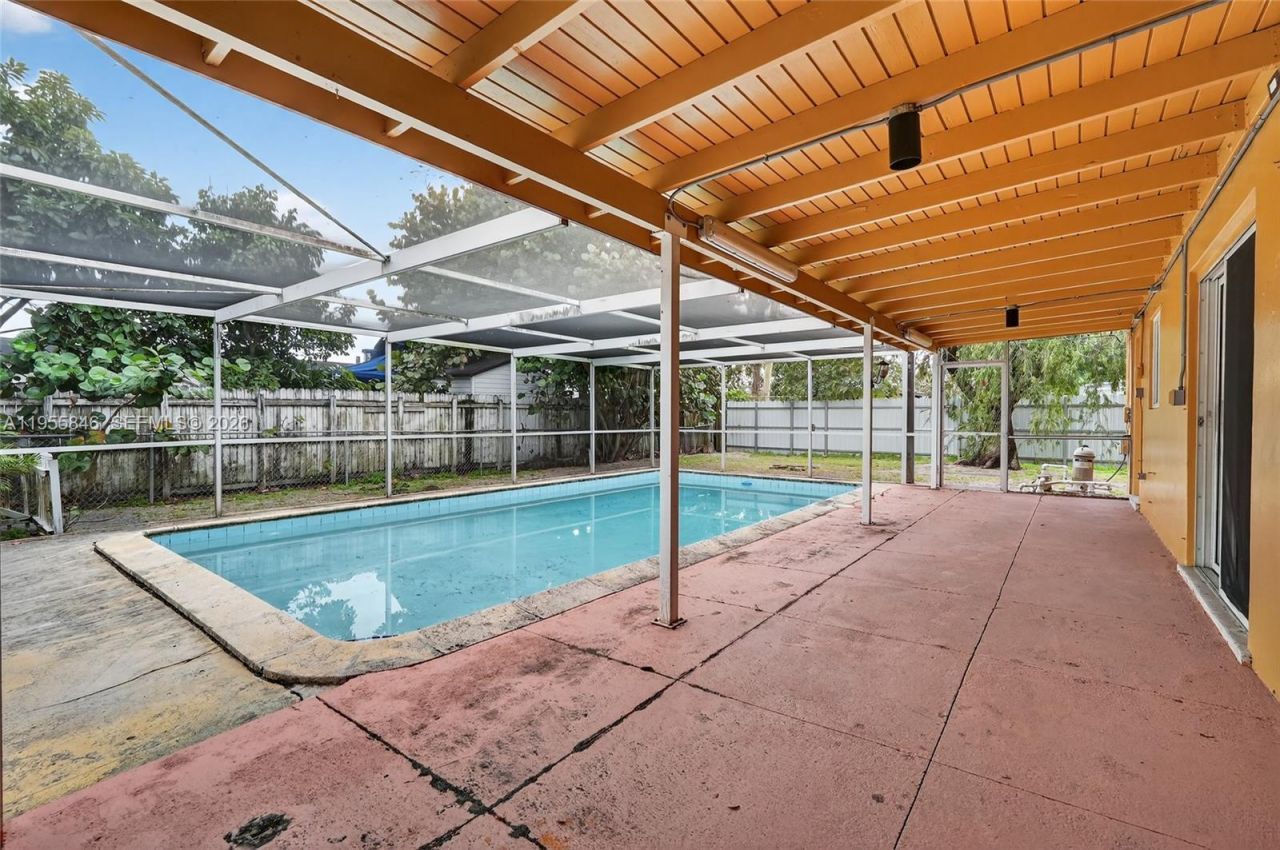 5700 NW 111th Ter , Hialeah, FL 33012 Photo