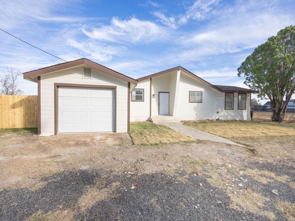 523A Rossville, Devine, TX 78016