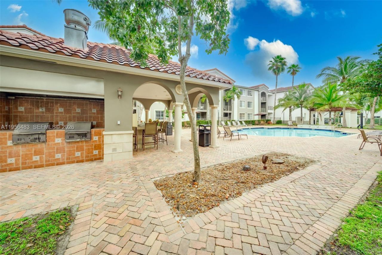 6831 SW 44th St, Unit 304, Miami, FL 33155 Photo