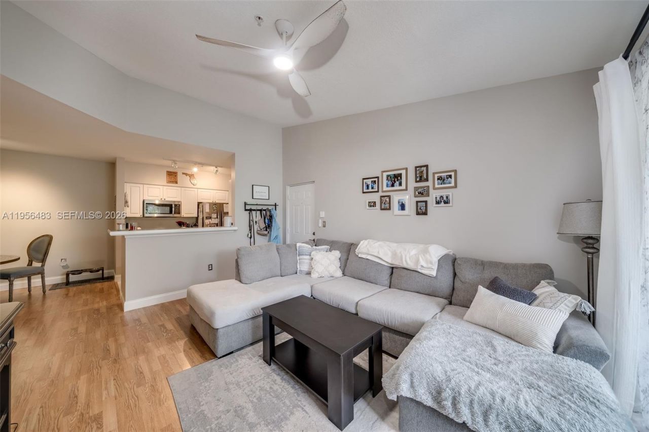 6831 SW 44th St, Unit 304, Miami, FL 33155 Photo