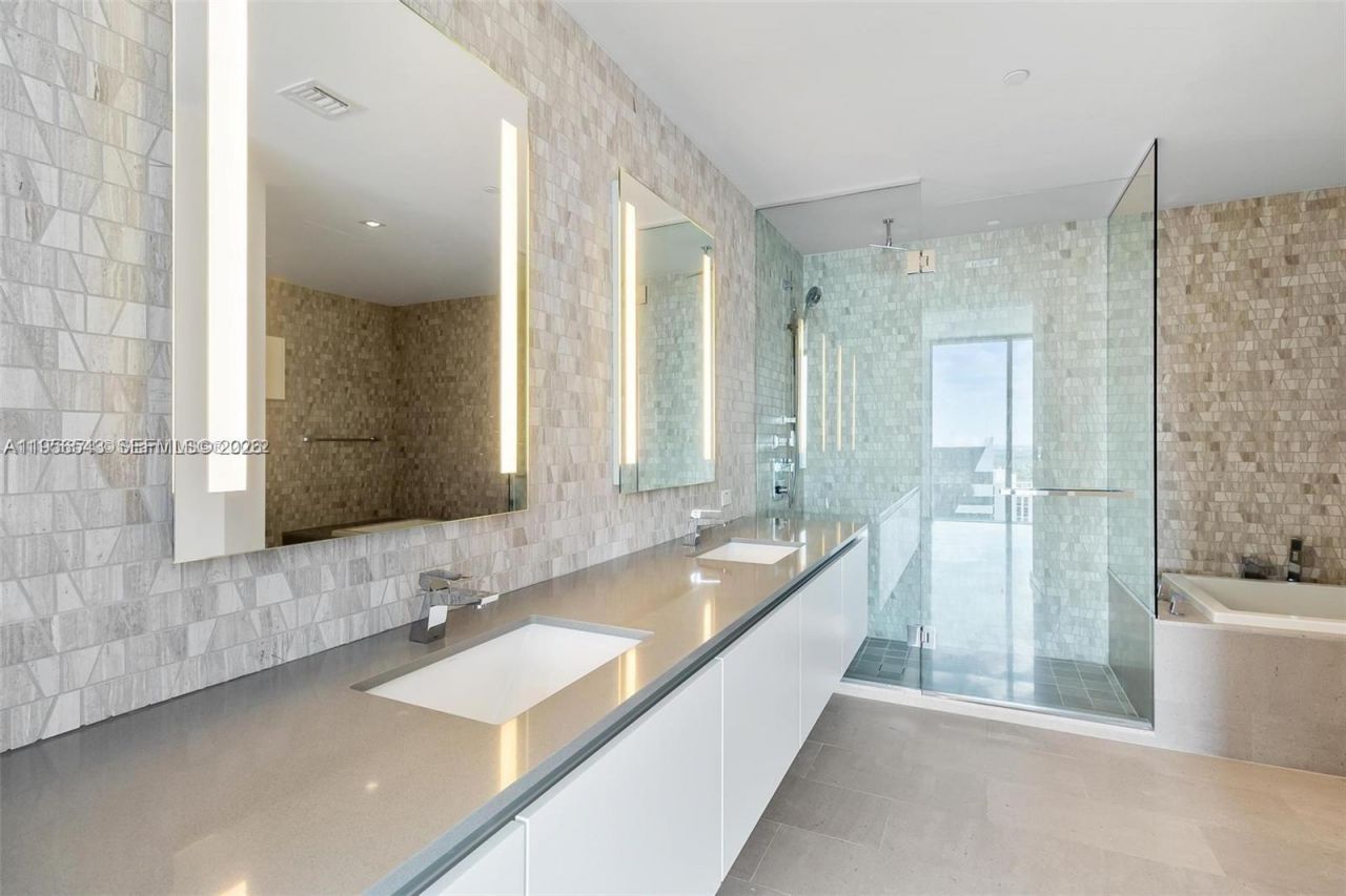 88 SW 7th St, Unit 2104, Miami, FL 33130 Photo