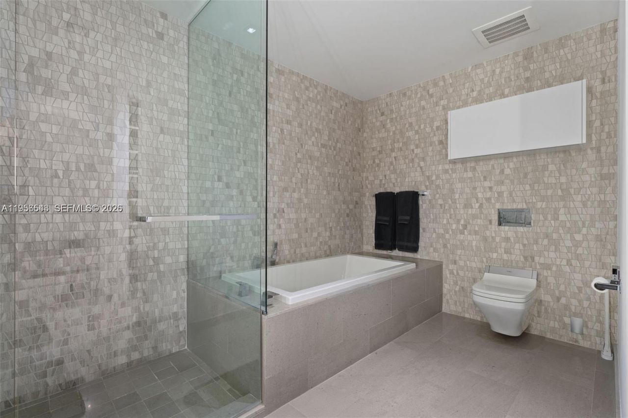 88 SW 7th St, Unit 2104, Miami, FL 33130 Photo