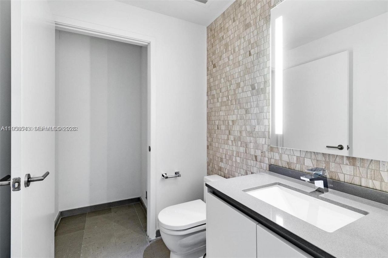 88 SW 7th St, Unit 2104, Miami, FL 33130 Photo